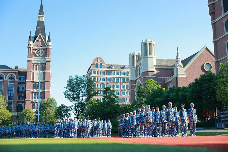迷彩淬火記 | 淬煉青春鑄鋒芒！新華高級(jí)中學(xué)2025級(jí)高一年級(jí)軍訓(xùn)閉營儀式圓滿收官